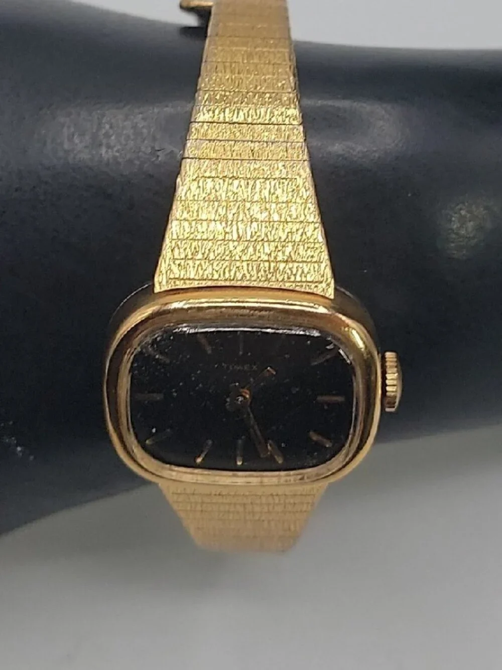 Vtg Timex Mechanical Ladies Watch Black Dial Gold Tone Textured Mesh Band 7.5